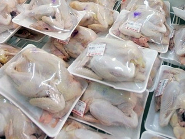 Siêu thị Việt bán đùi gà Mỹ rẻ như... rau